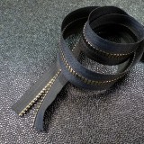 Zip Glam noir et or au 10 cm